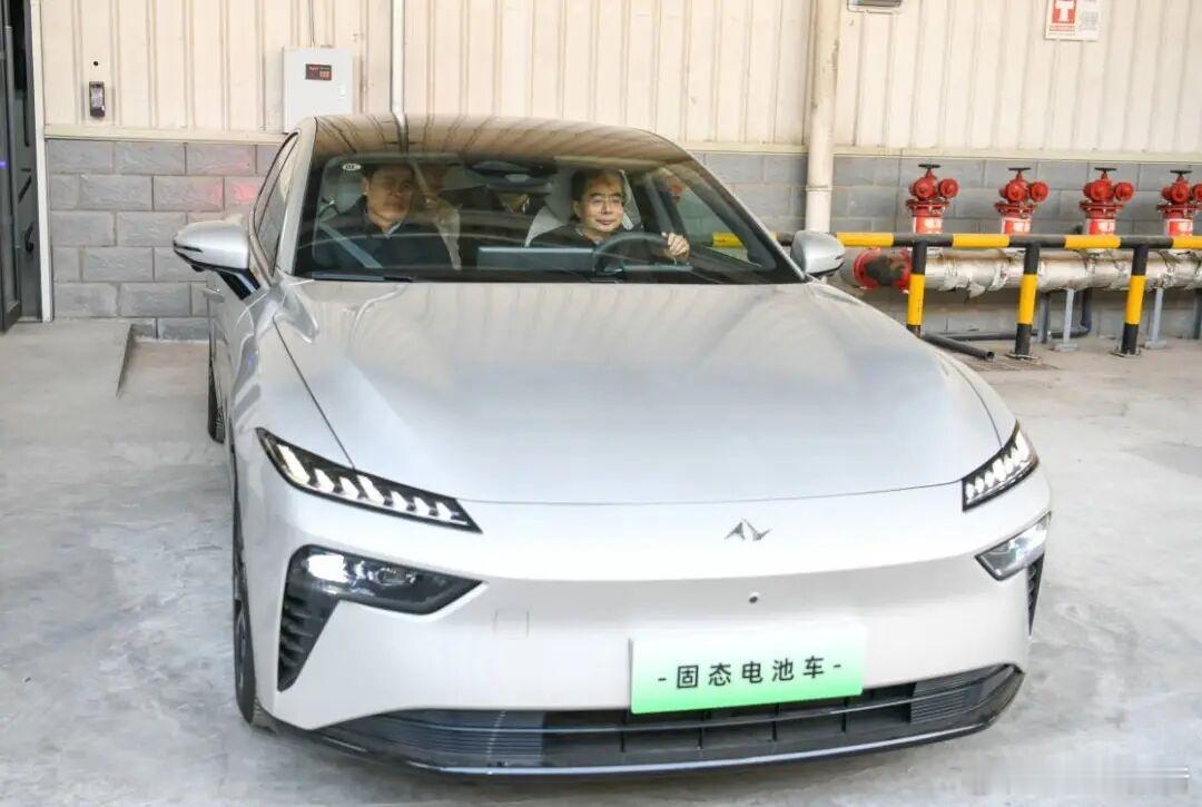 东风汽车固态电池车亮相12月22日，东风汽车称，东风研发团队通过材料体系创新、电