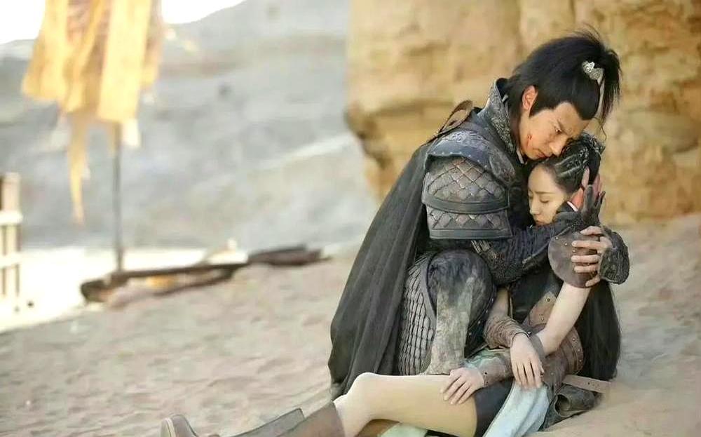 零下十度的雪地，女主正穿着紧身皮裤飞踹。
 
竖屏画面里，反光皮革紧贴双腿硬塞进