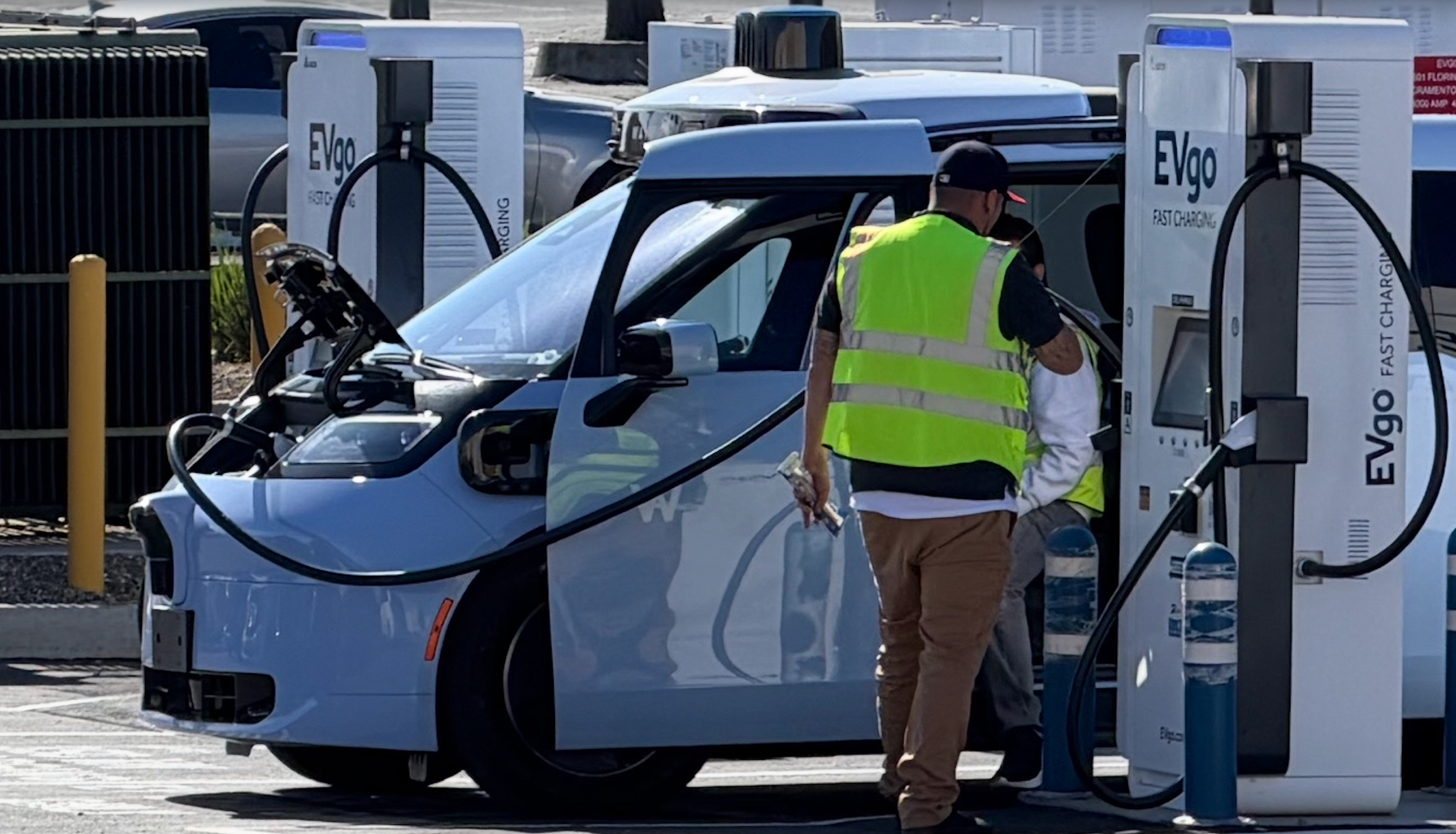 冷知识：Waymo Ojai 的充电口在...前备箱里。 