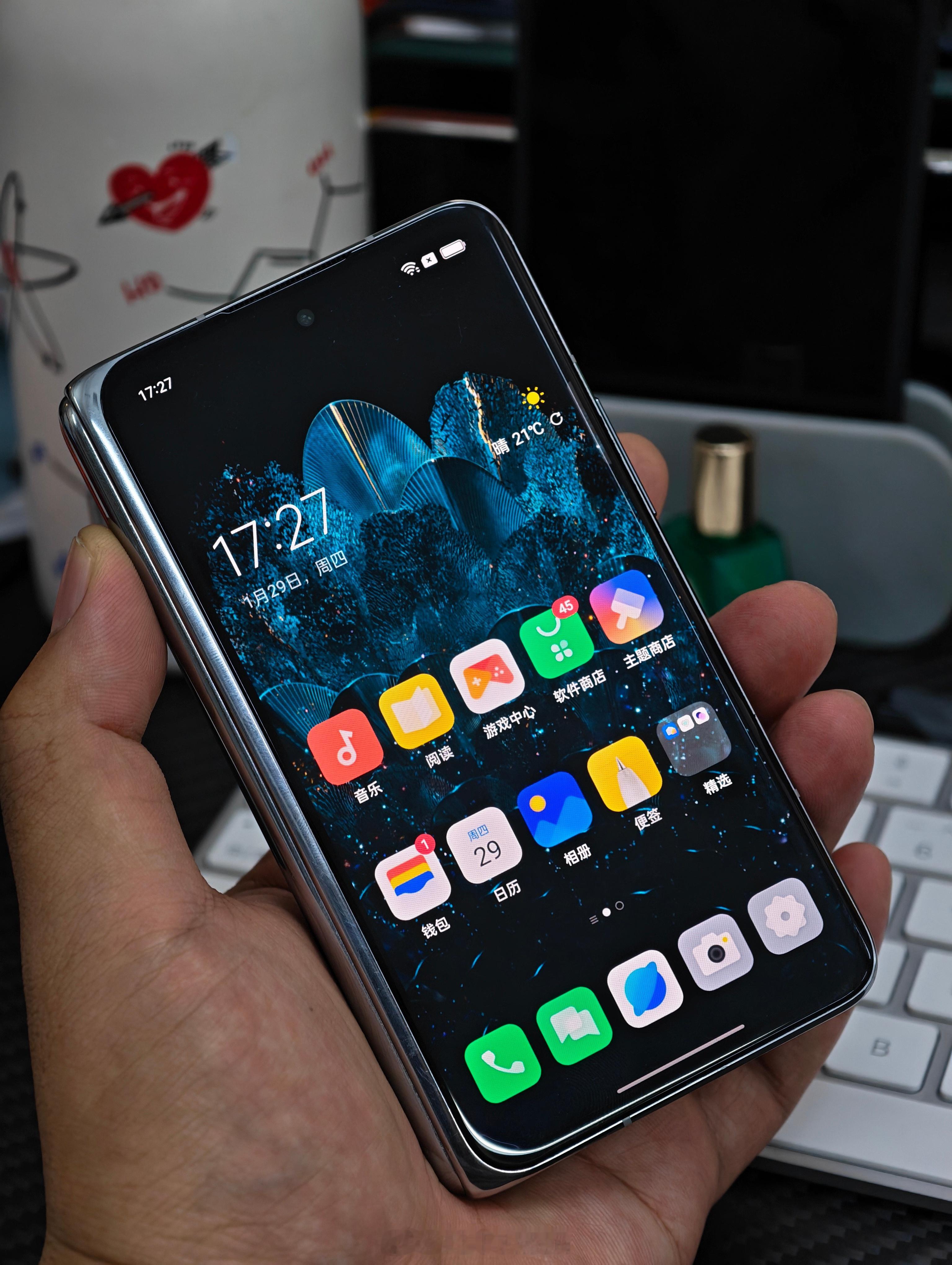 有空就会拿起 Find N 来盘一盘，这么久了，它的质感还是相当好，形态很讨喜，