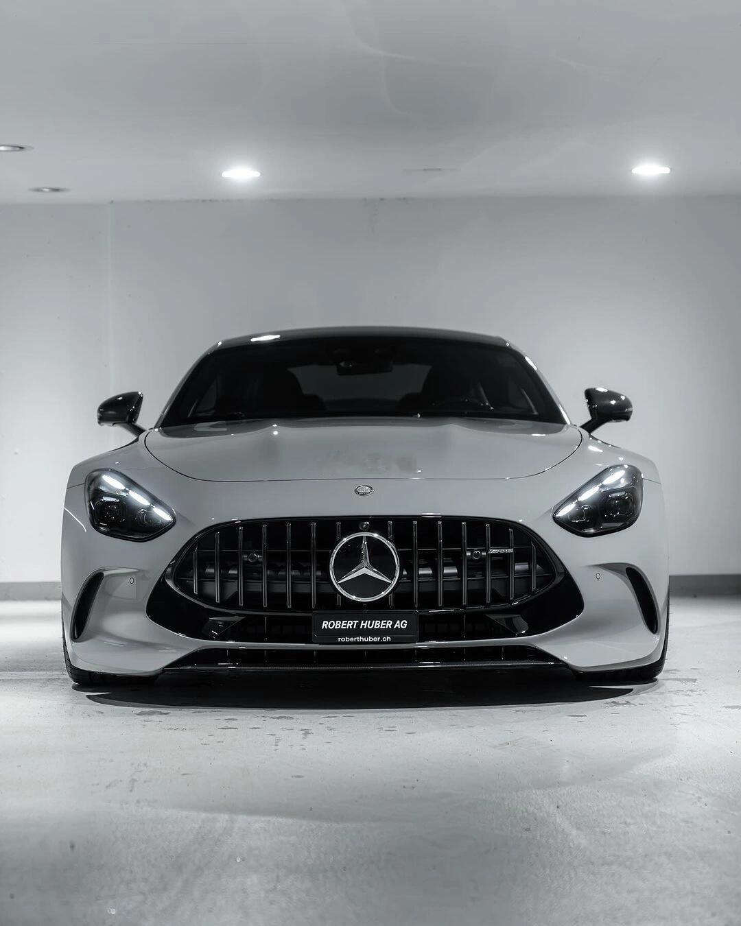 这台“西装暴徒”凭什么让全网直呼“真香先说颜值！AMG GT延续了“鲨鱼鼻”式的