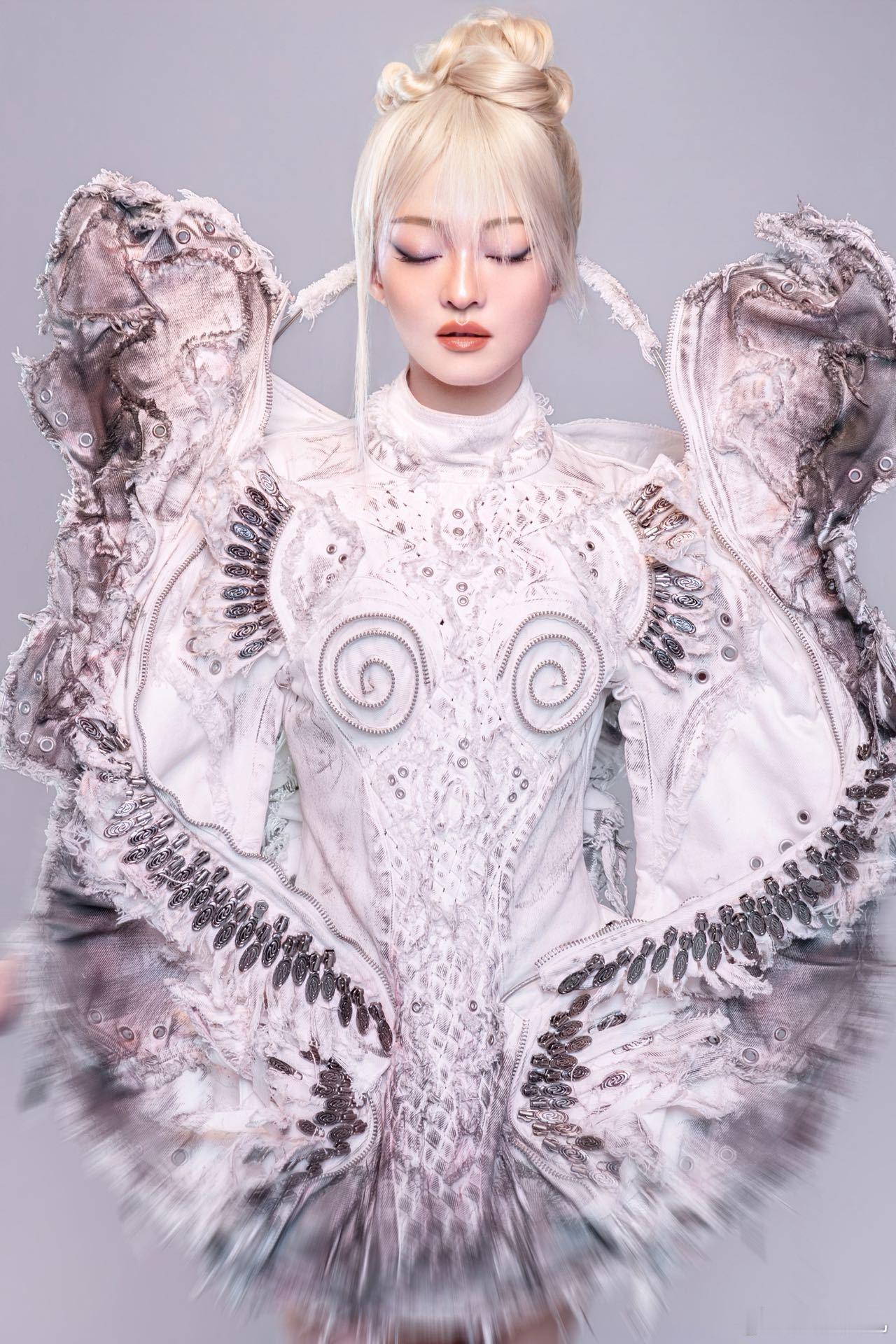 张韶涵玩家像素风手拿把掐张韶涵真是不出手则已，一出手就给我们带来很多的好东西，面