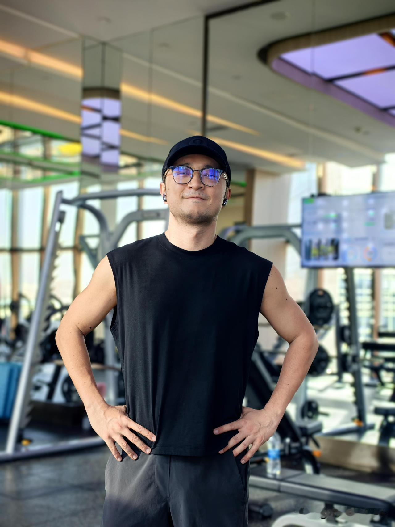 1月26日，央视主持人尼格买提更新动态，并配文“毫无健身痕迹”。

尼格买提发了