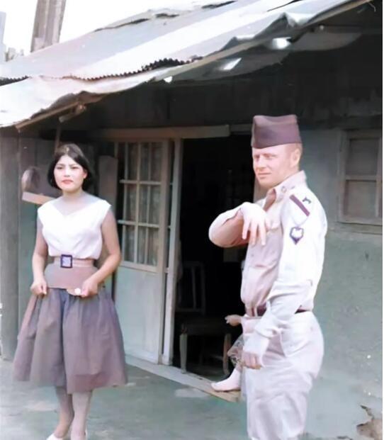 1952年，朝鲜半岛，一名南朝鲜女子给两名美军做完服务后，正当着老公的面热情地送