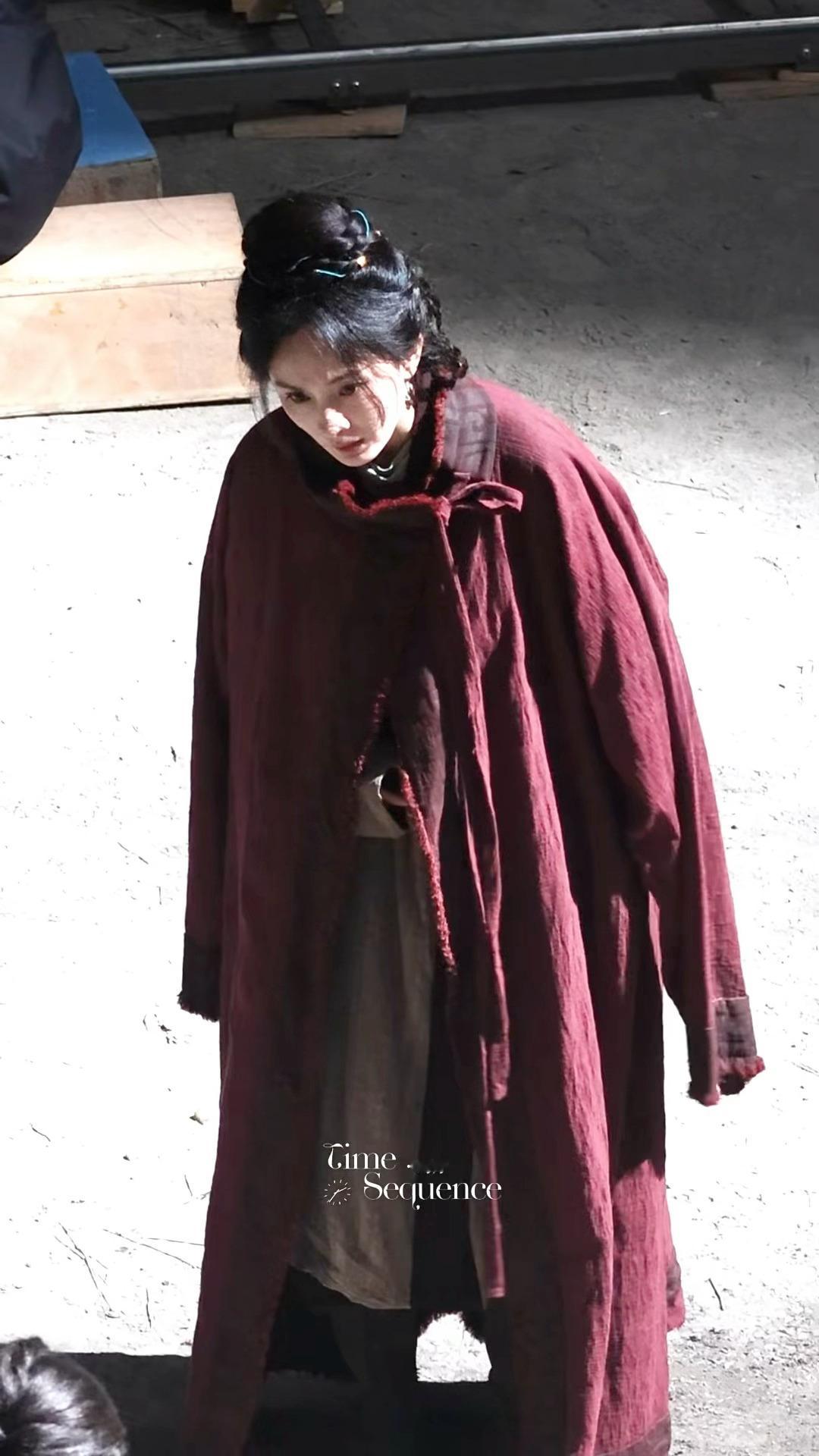 披个破红麻衣都能好看成这样的太后杨幂红麻衣披风路透杨幂冯湮儿