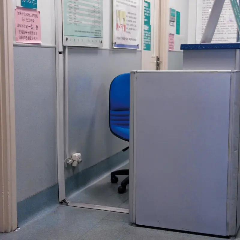 近日北京，女子要求工作人员给自己打印医疗抵方，如果不执行自己立马投诉，工作人员耐