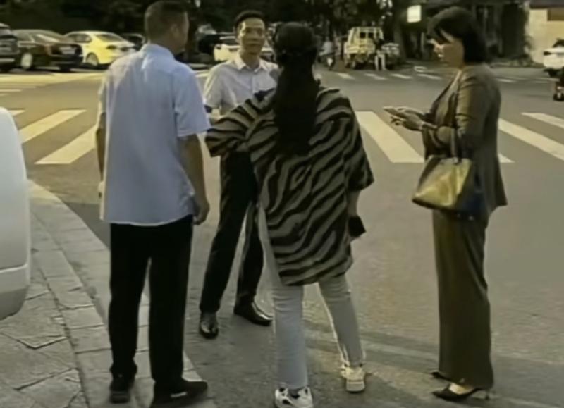 让她也成为一次被告

有些人总是讥讽她，
说她告一次输一次，
甚至有人说告到什么