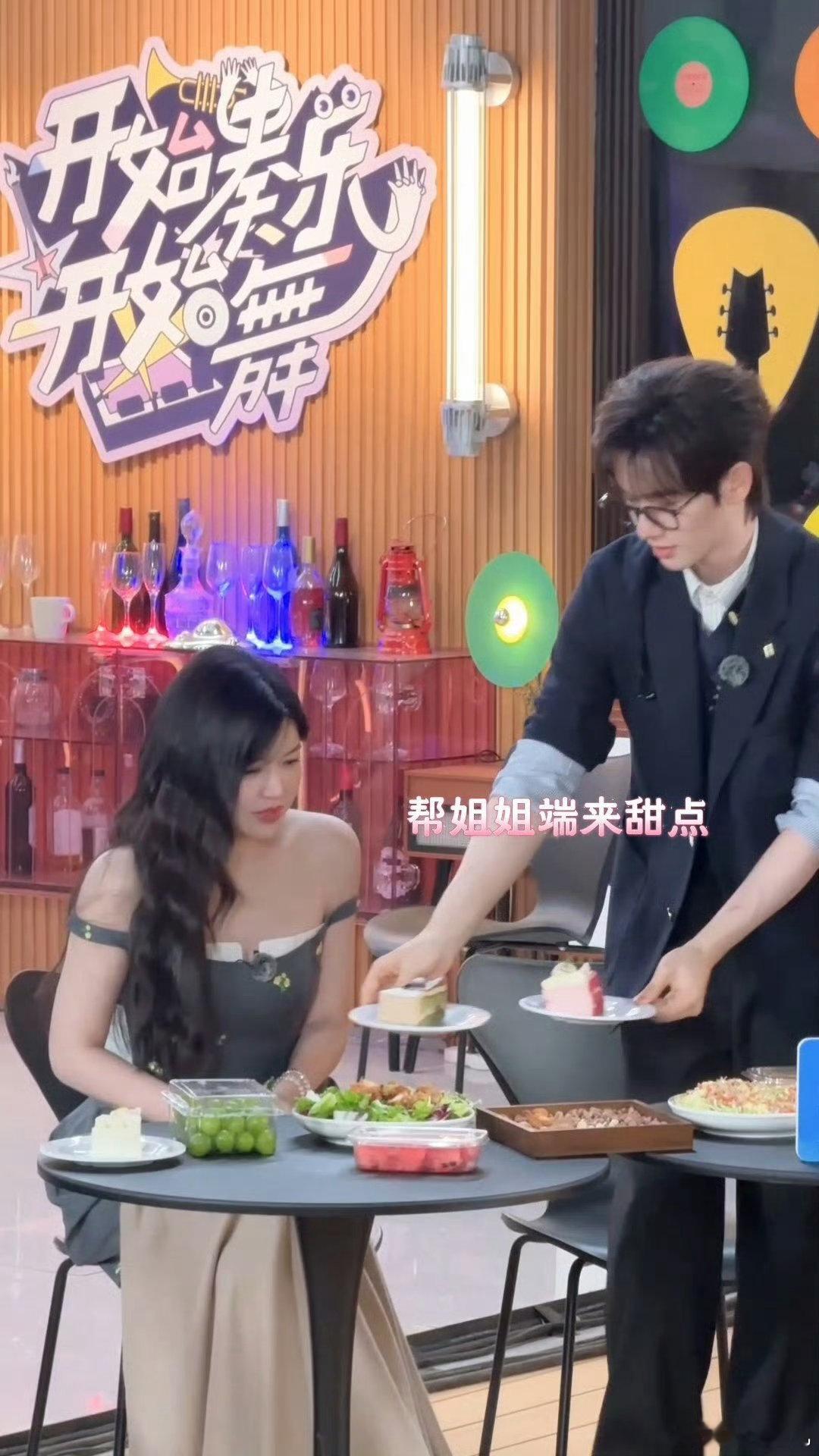 高卿尘的绅士手让陈妍希笑场了自然又有趣的同台瞬间，氛围感拉满，越看越觉得可爱。 