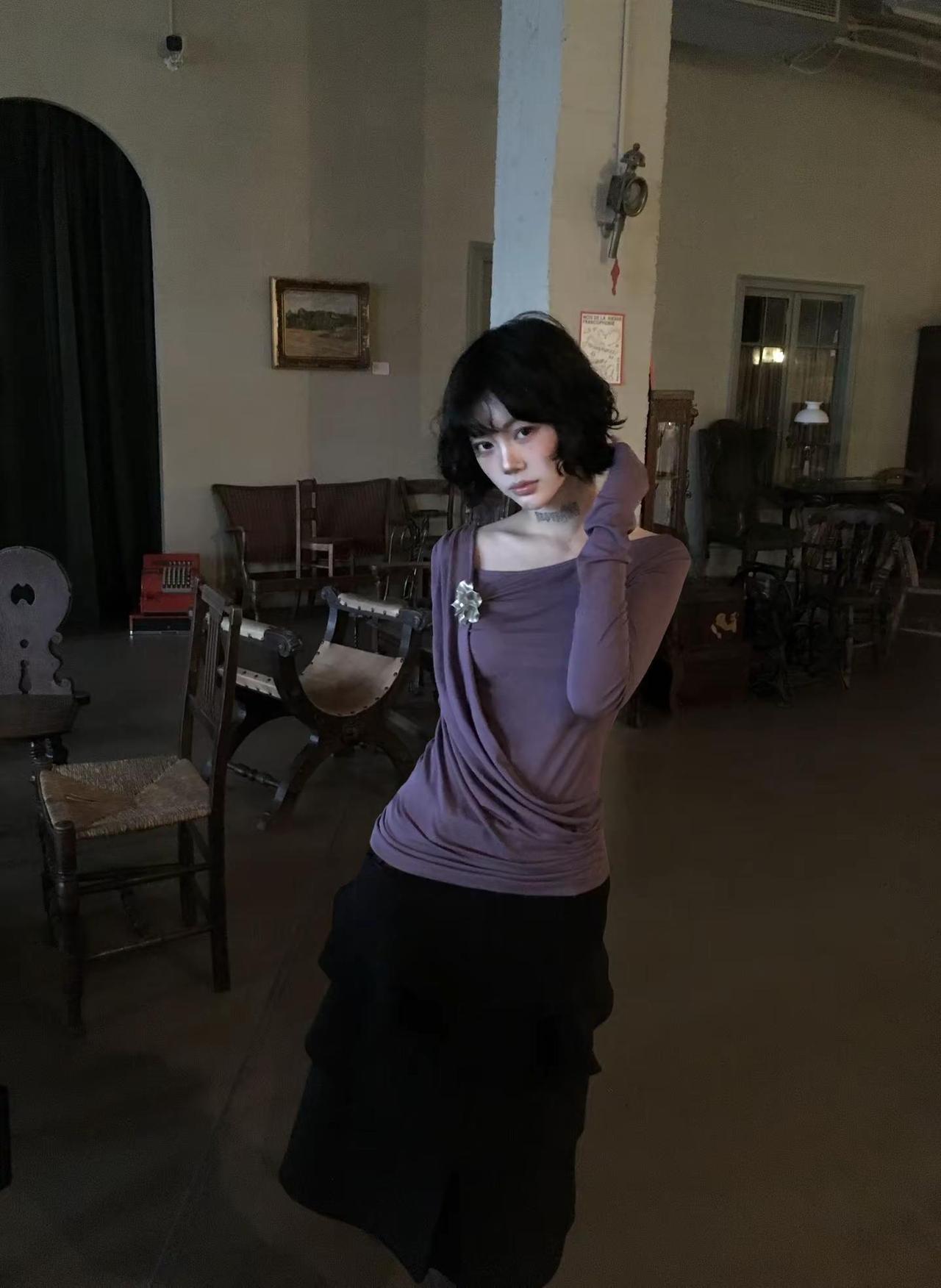 紫色有韵味。短发女生