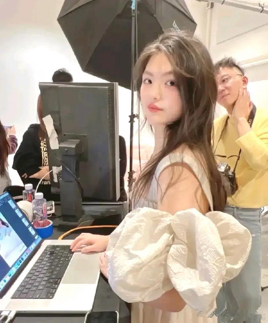 王诗龄画作进步大，暑假跟曾梵志学素描，未来或成美女画家 