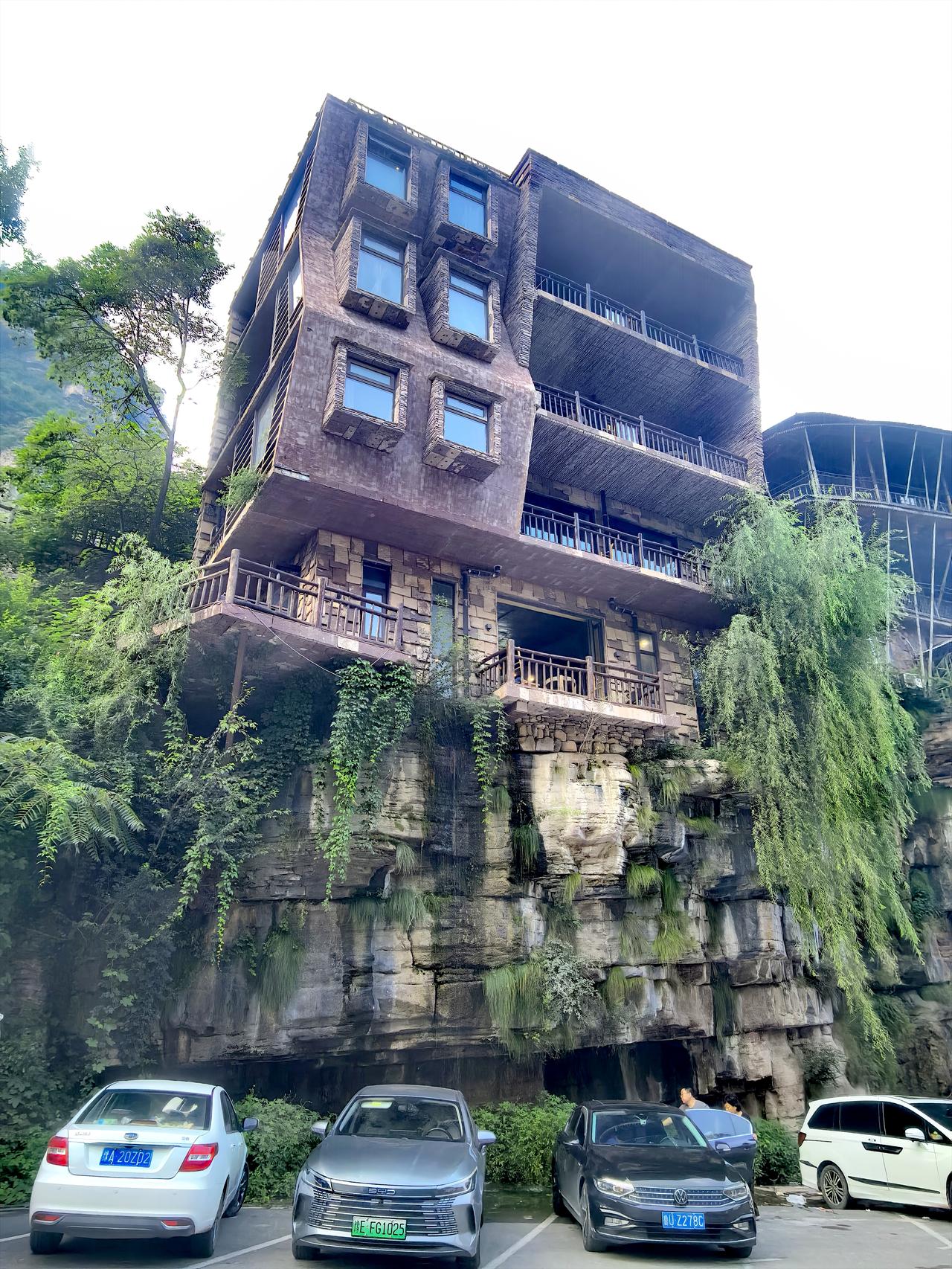踏入太行山脉，那被誉为太行大峡谷画家村的高家台村，不可错过。高家台村地处晋豫交界