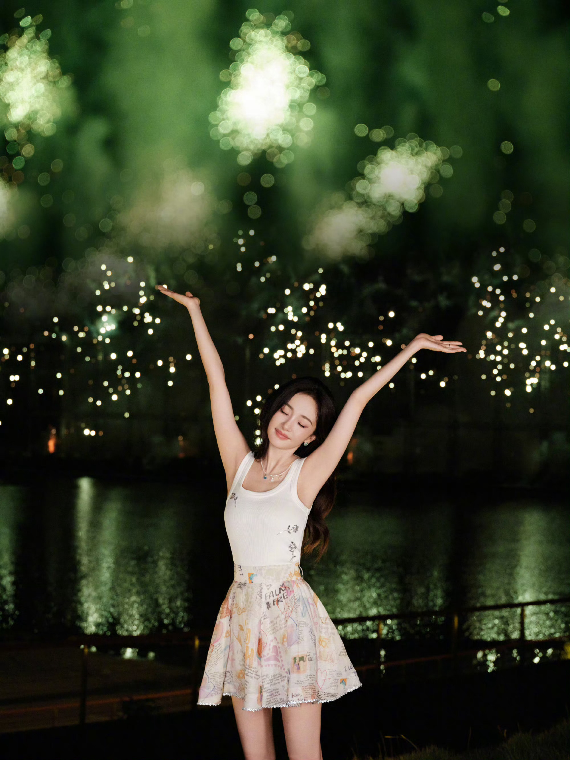 杨幂[超话]  ym杨幂宁绣绣 把白天的琐碎叠成纸船，让晚风载着烦恼飘远。美好的