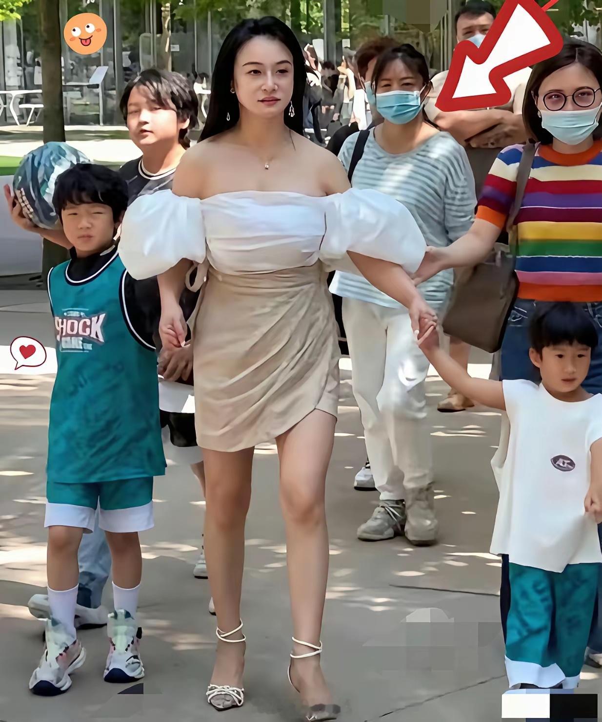 网友扒出冉莹颖参加家长会穿搭的图片不得不吐槽的是，她的穿搭和身边其他家长格格不入