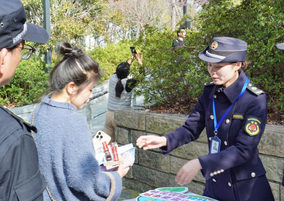 浙就很杭州【春风拂山岗，文明润心间】春日的临平山公园内，新绿缀满枝头，繁花点缀其