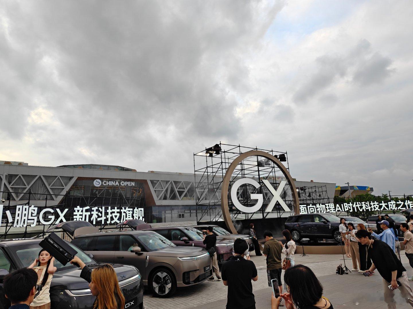 小鹏GX发布会放在了他们十周年举办的场地其实小鹏这几年很少在外面开发布会可想这台