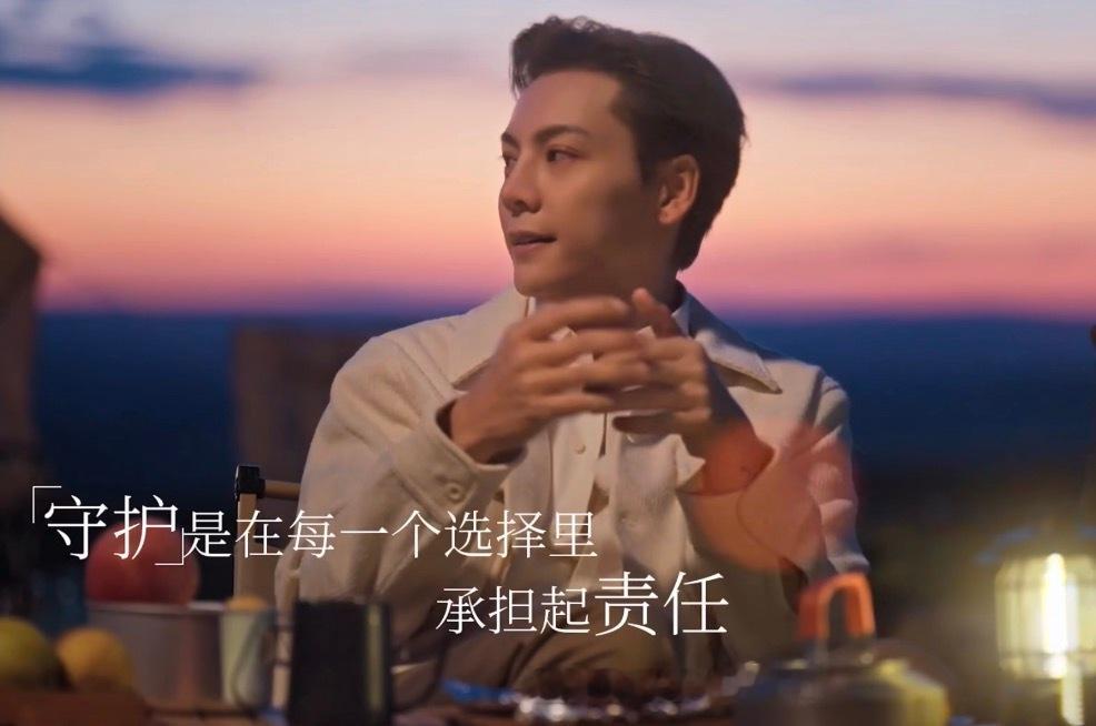 陈伟霆变身孩子王兼顾演艺工作的同时，陈伟霆依旧用心照料孩子，从日常哄娃到自我反思