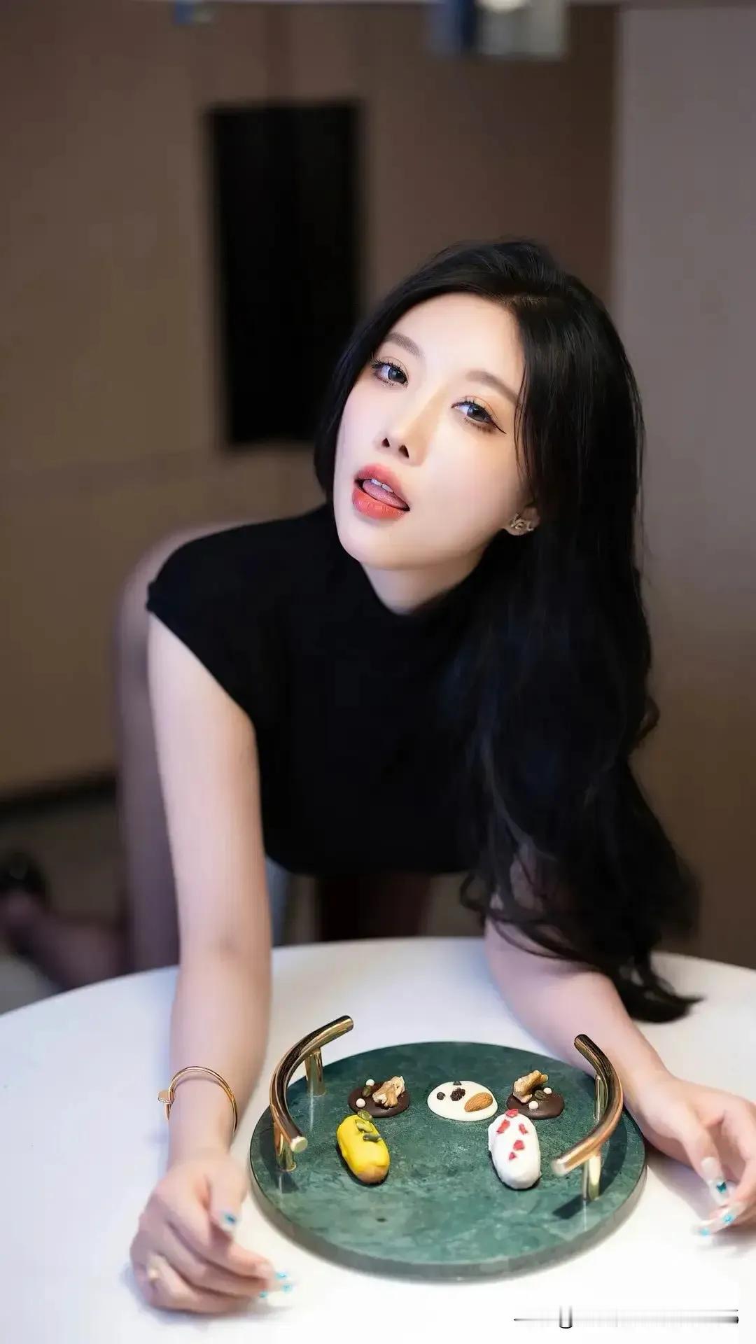 美女晨晨，美图分享，短皮裙，长腿高跟鞋👠，身材太美了！