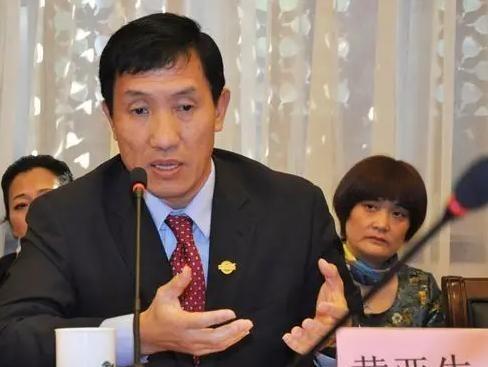 “中国拿什么挑战美国？中国人均收入只相当于美国的8%!“中国经济领域专家黄亚生曾