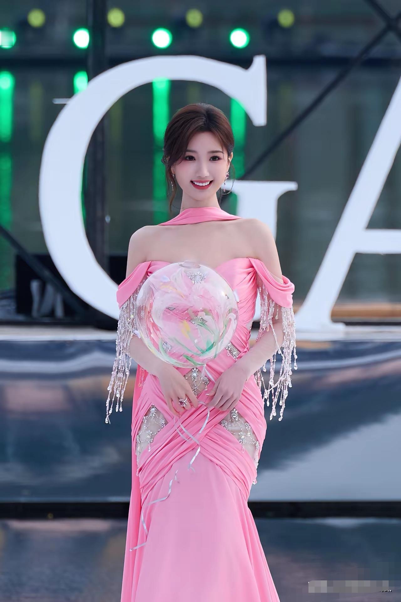 看陈晓和毛晓彤三搭的剧宣现场，谁没被陈晓那个眼神戳到？
 
镜头扫过去的时候，他