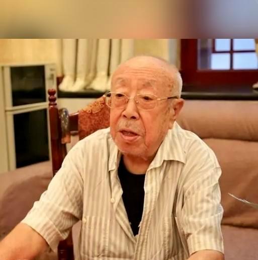 头套重一斤四两，戴九小时，脸都快被压扁了。
溶洞里潮得能拧出水，乳胶一缩，头晕眼