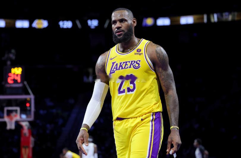 今日NBA常规赛继续进行，湖人客场123-120击败猛龙。詹姆斯全场比赛得到8分