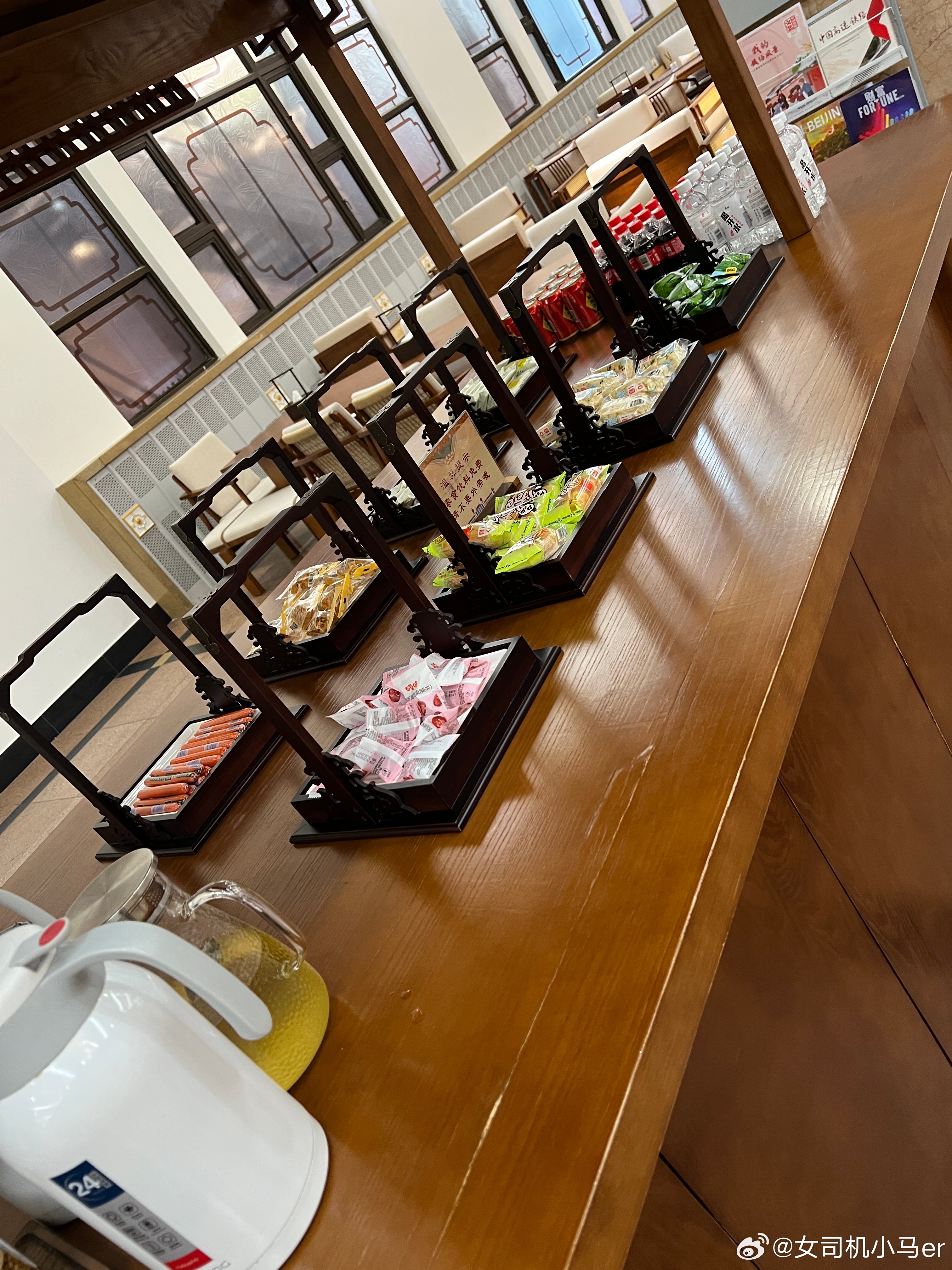 体验一下北京站高铁商务座候车区中式家居风格 也有零食饮料整体比较务实 宽敞不拥挤