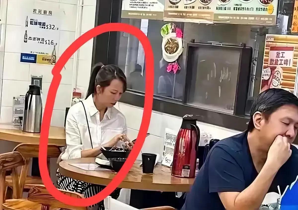 香港的茶餐厅里遇见明星是一件普普通通的事，就算一百个明星坐在你旁边，也不会有人多
