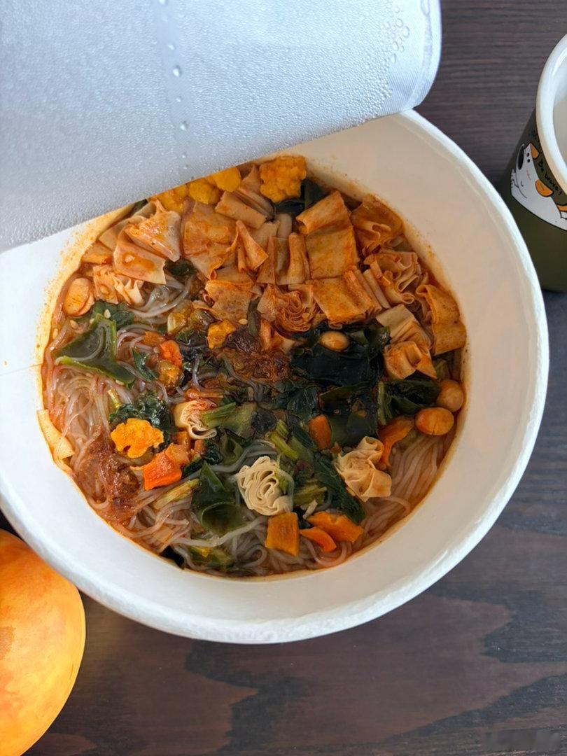 孩子开学第一天我们的午饭🥣过两天螺蛳粉可以搞起来了这个暑假不知道咋滴了，我觉得