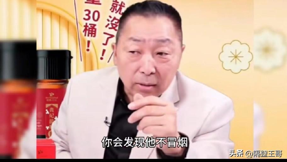 唐湘龙发现了大阅兵时军车的秘密。

他说，他仔细看了视频回放，竟然发现一个大问题