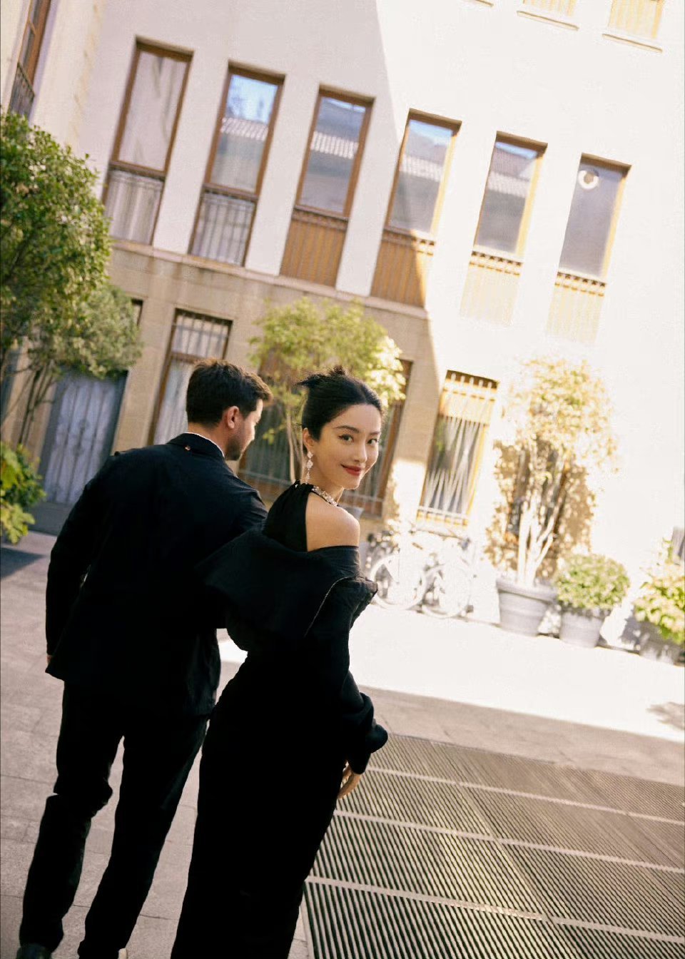 #杨采钰行走的法式风代表#看到杨采钰这组大片，太让人心动了，这种法式风格和她本人