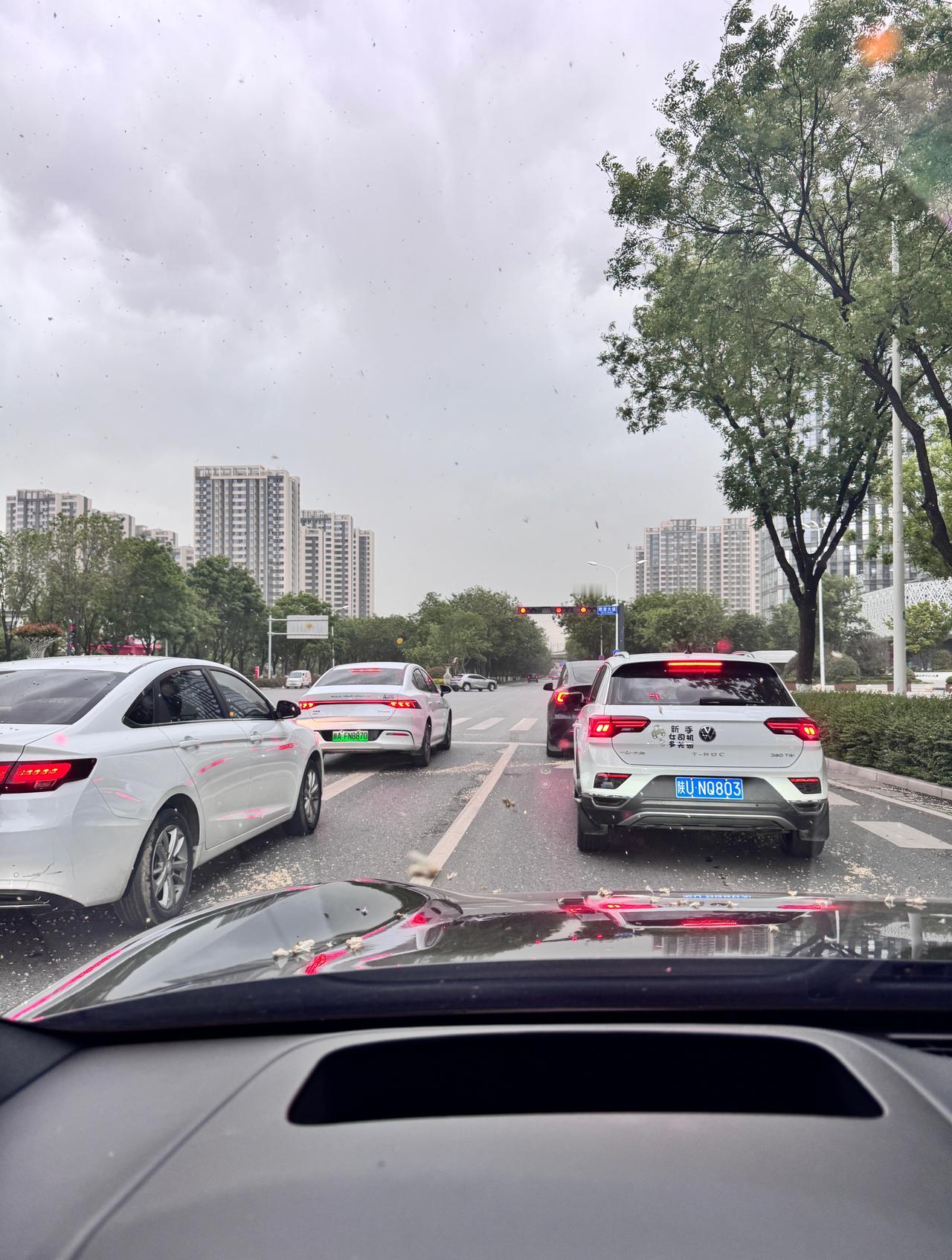 西安这天气～我也是服气的，中午艳阳高照，给我热的，此刻就成这了～☁️ ​​​