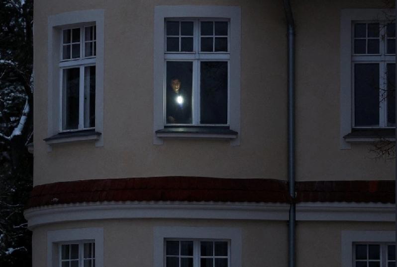 近日，德国首都柏林西南部电网疑似遭纵火，导致数万户停电。当地官员周日称，该事件可