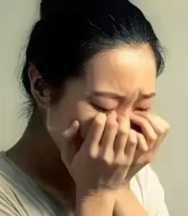 广东惠州，一男子见废品站老板娘长得漂亮，便在晚上偷偷潜入废品站，对老板娘实施搂抱