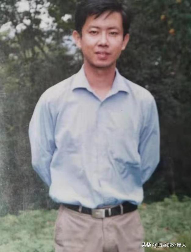 “我宁死也不道歉！”2019年一名乡镇执教19年的优秀教师，在亲吻过自己的一双儿