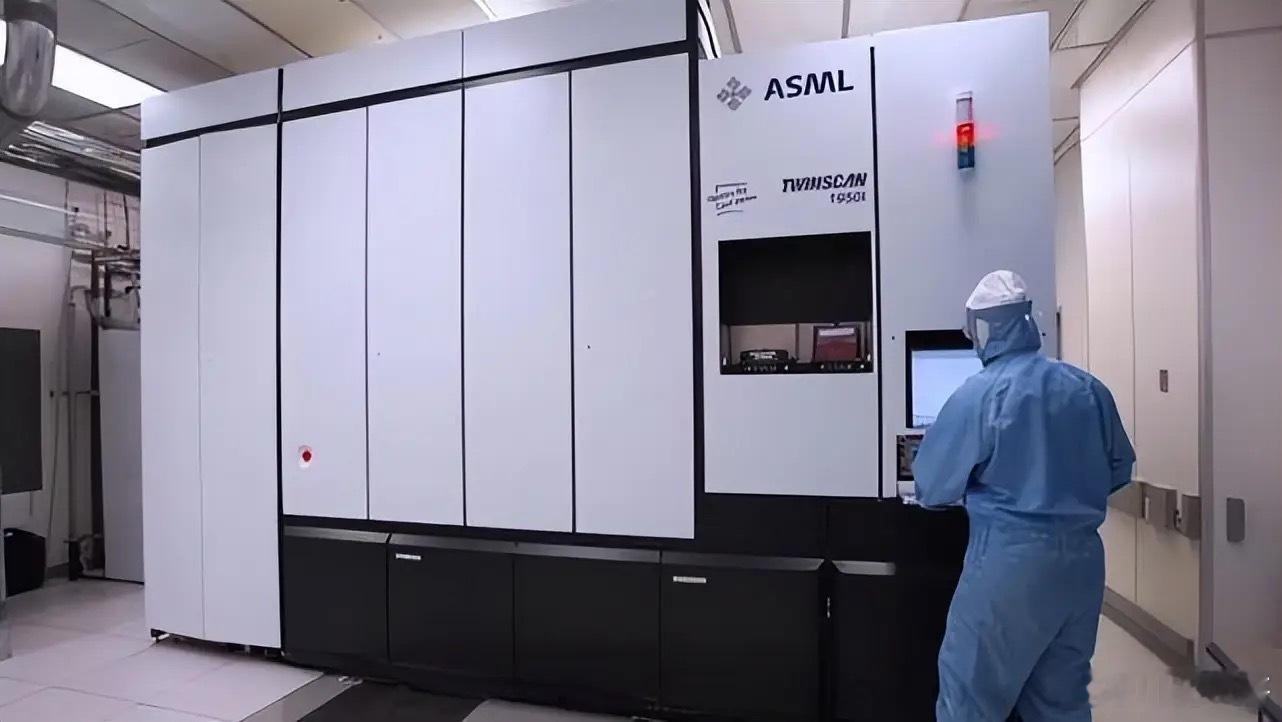 光刻机巨头阿斯麦销售额十三连增之际官宣裁员1700人（占比4%），聚焦技术与IT