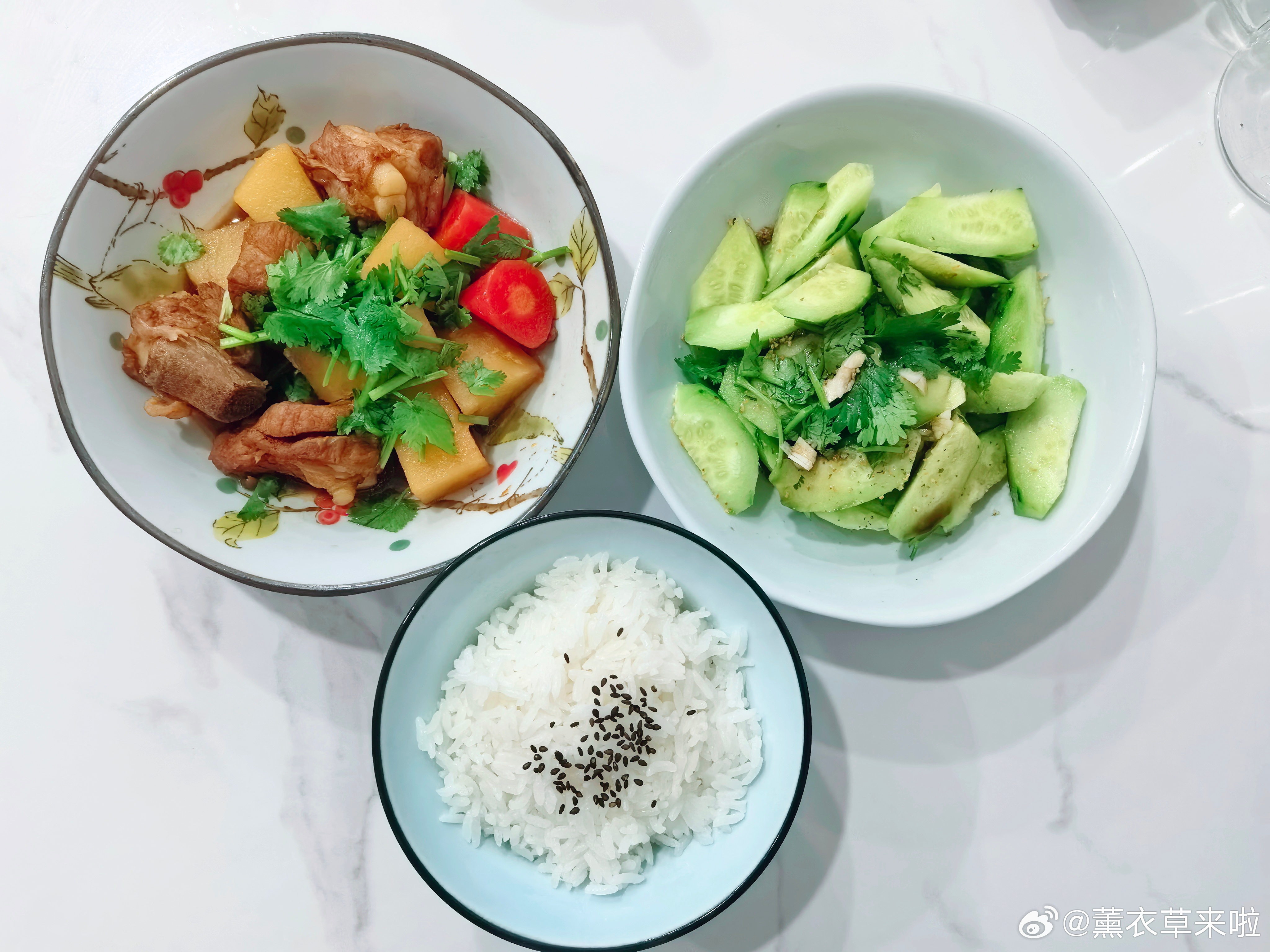 今日午餐 今天的午餐是排骨炖土豆，凉拌黄瓜🥒。一碗米饭🍚两盘菜吃光光😋。烧