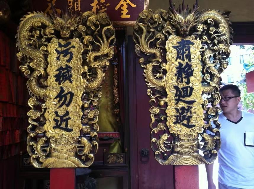 人一定要明白一个道理：
“烟搭桥，酒铺路，色作乐，财挡灾，慷慨送礼后门开，欲攻城