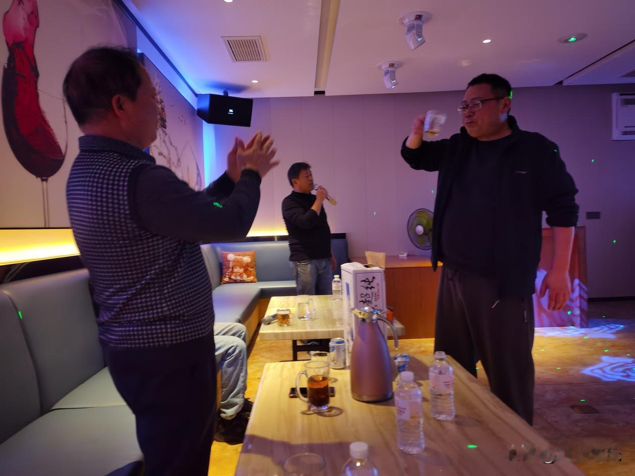 昨天，本是几个学生请我吃饭，推杯换盏交谈中竞发现几位学生都年近60且都是我的头条