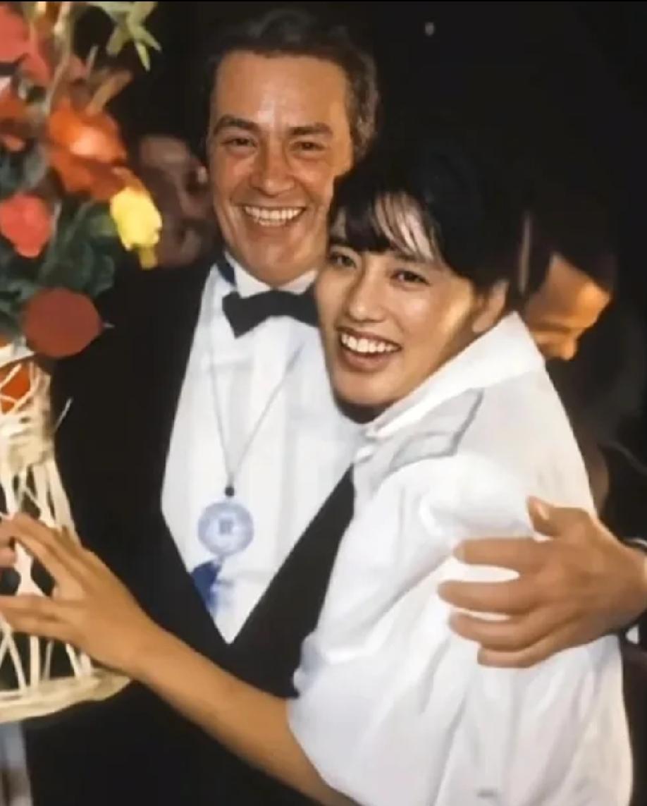 1987年，52岁的阿兰德龙访华对25岁的李凤绪一见钟情并当场求婚，她因27岁年