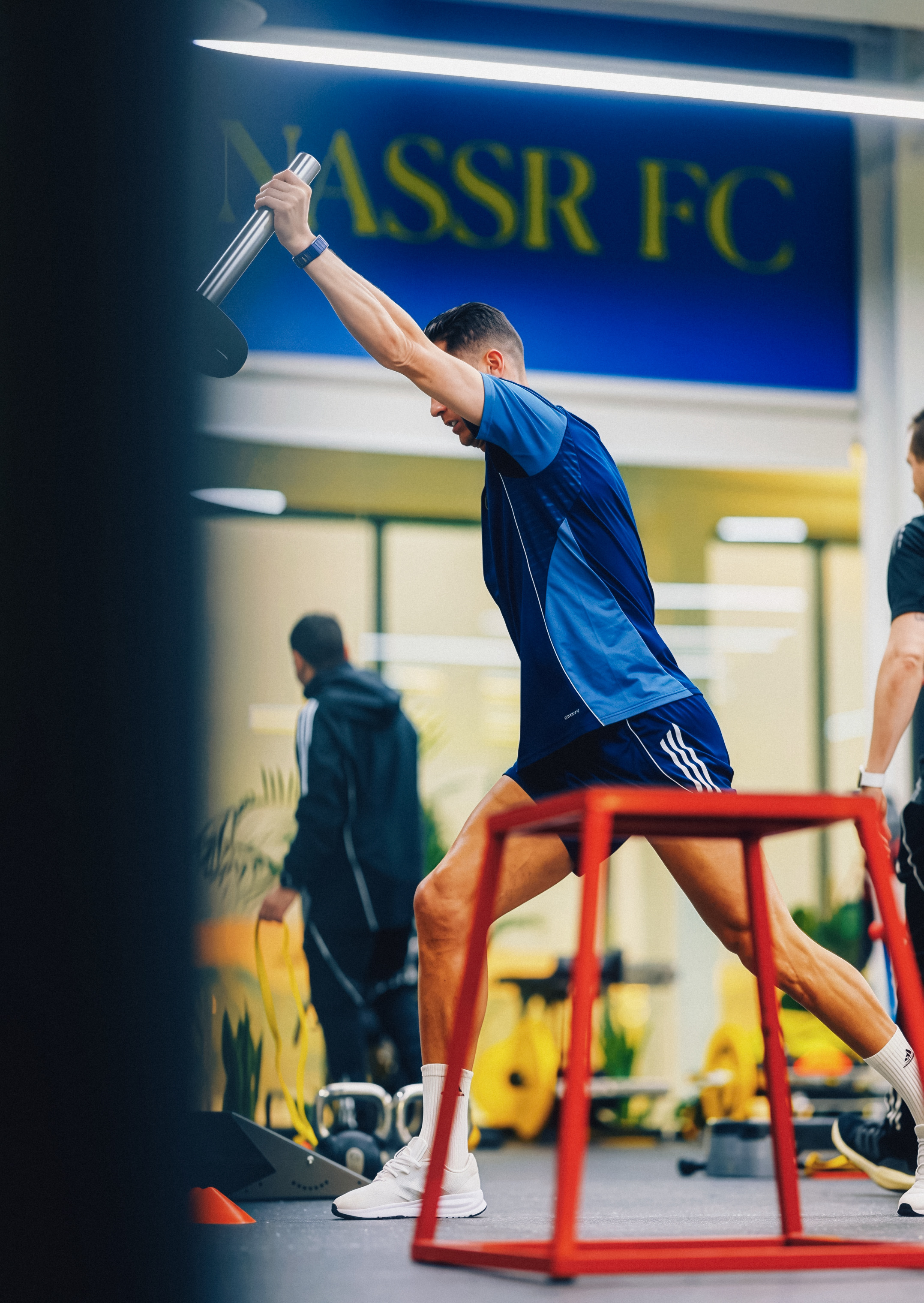 C罗接受治疗和康复计划 🛑 罗纳尔多今天继续做室内的康复训练。根据康复计划和伤