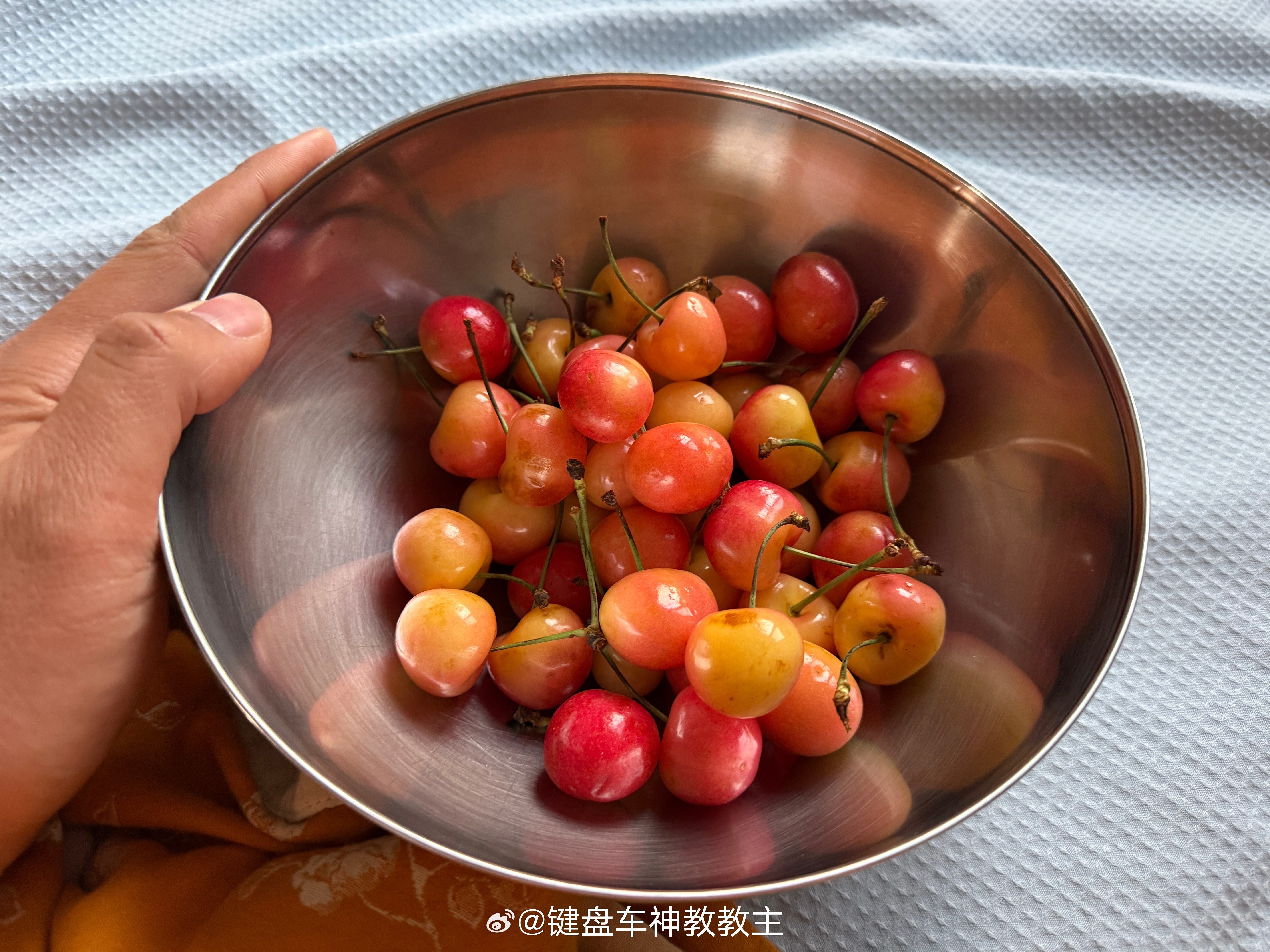 我老婆买了点樱桃，233块，这里是一半儿，这也太坑了吧 叫什么雷尼尔樱桃🍒 