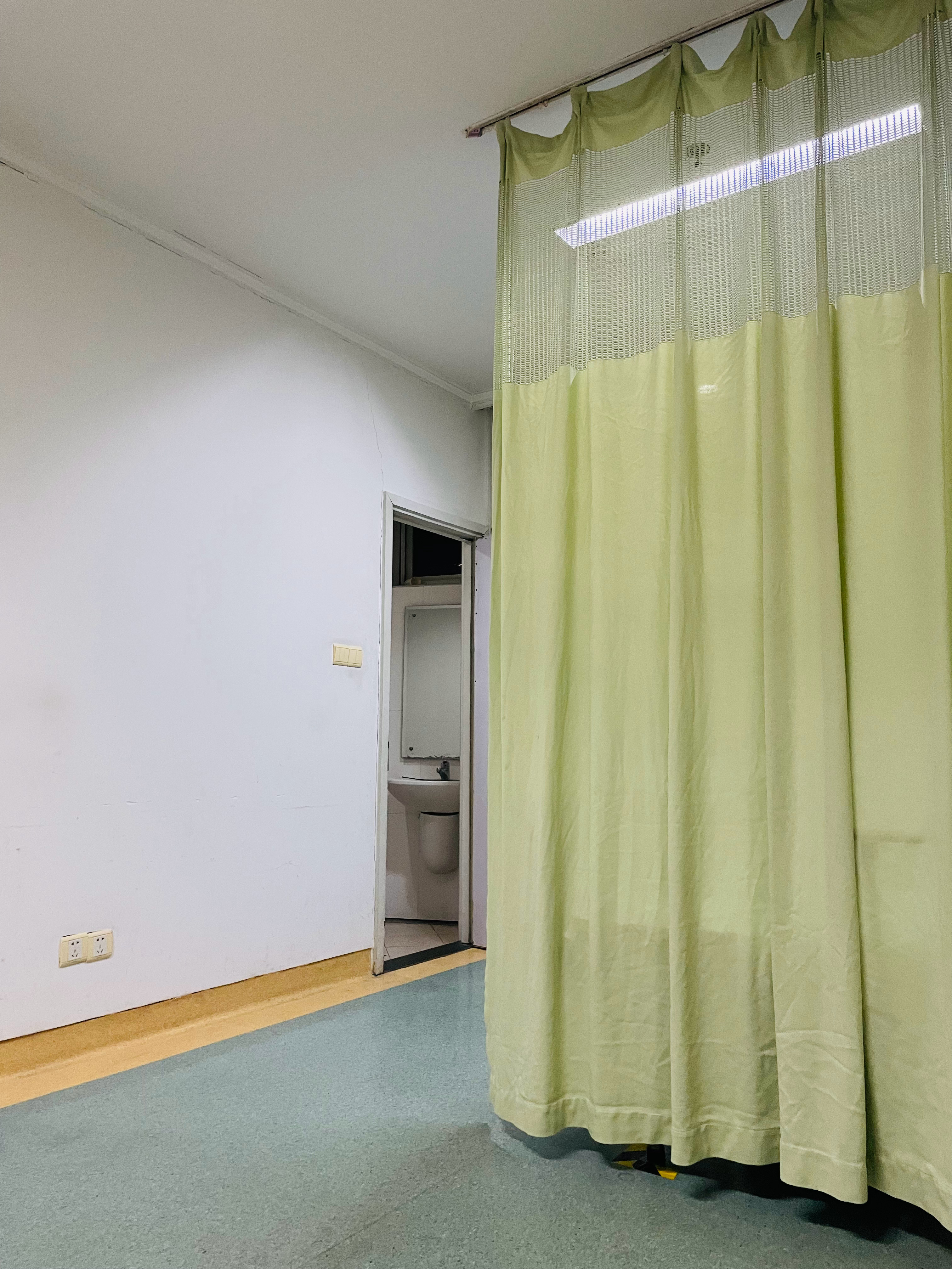 这医院病房破破烂烂的，隔壁床受不了回家住去了，我就将就住一晚，明天早上再出院吧。