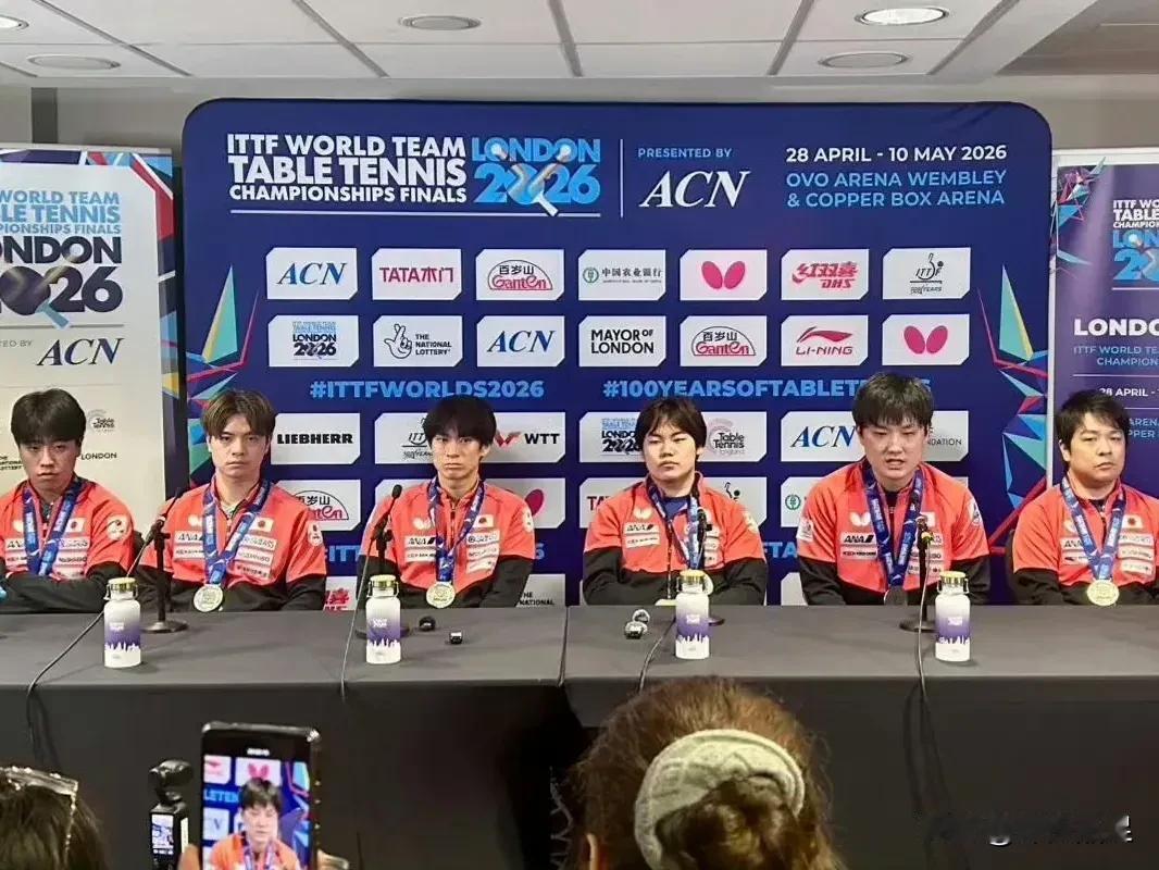 张本智和在今晨与梁靖崑的首场比赛中先胜两局，第4局又以10-9率先拿到赛点，只要