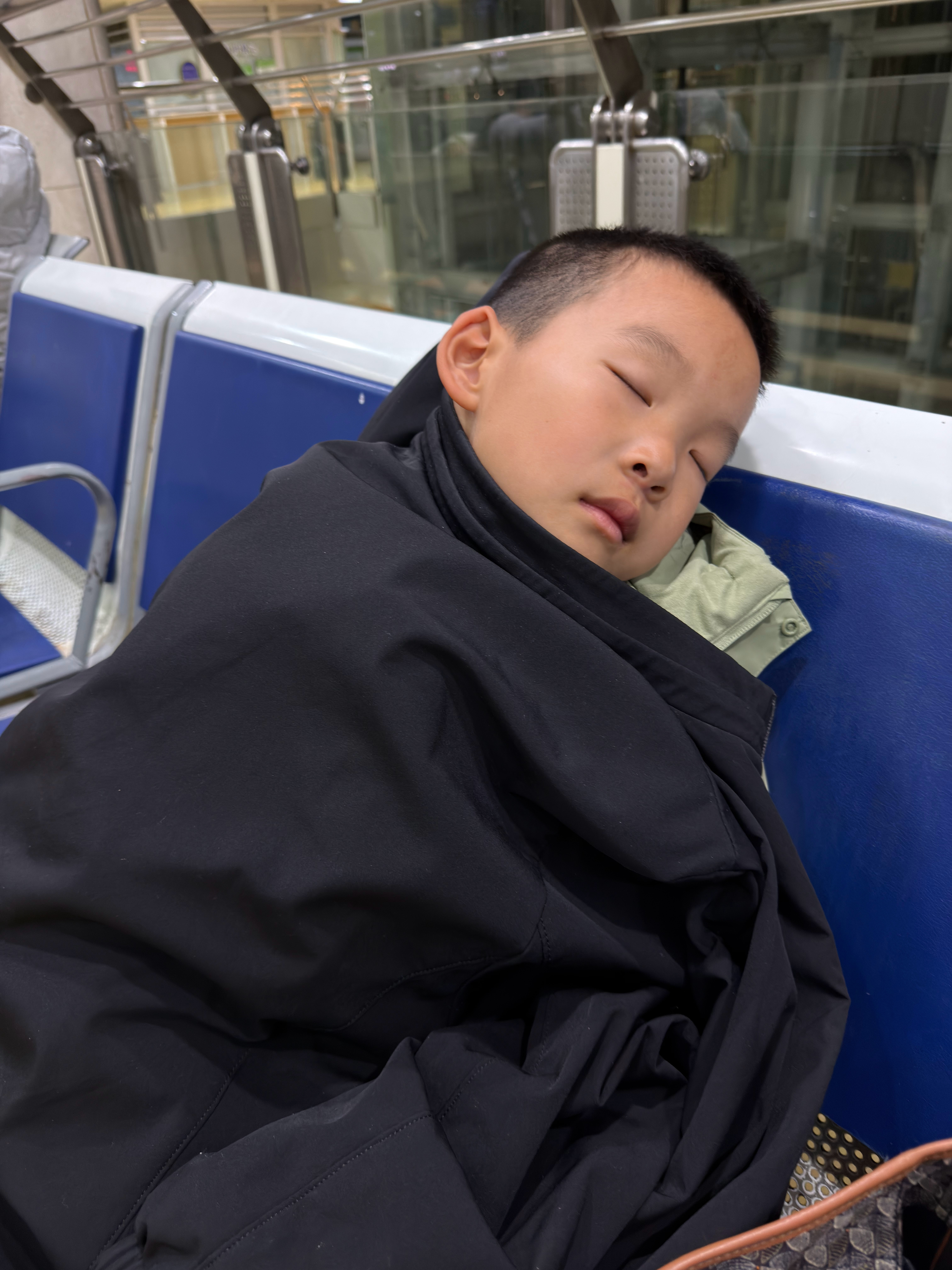 计划赶不上变化计划早早睡，结果刚躺下快睡着了，火箭肚子疼的打滚儿，吐了，热敷按摩