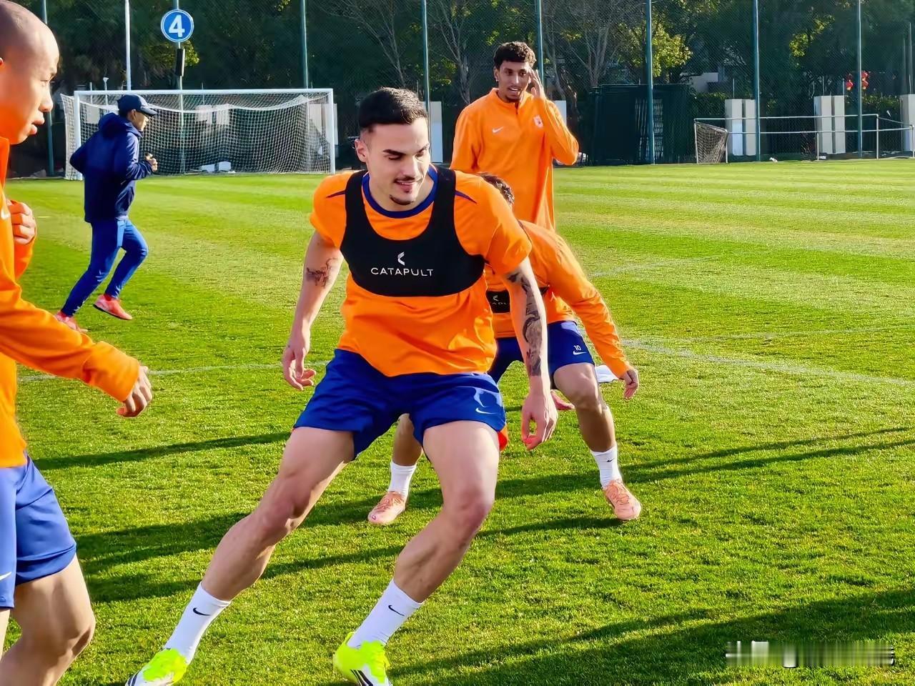 山东泰山队大年初四从上海开始第三阶段的赛季前集训！

新来的中后卫外援阿尔瓦罗亮