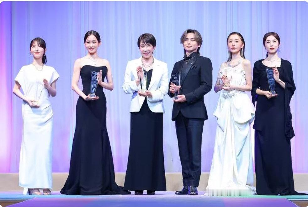 高市早苗亮相颁奖礼，珍珠首饰高达40万，“赠与品”引发争议 
