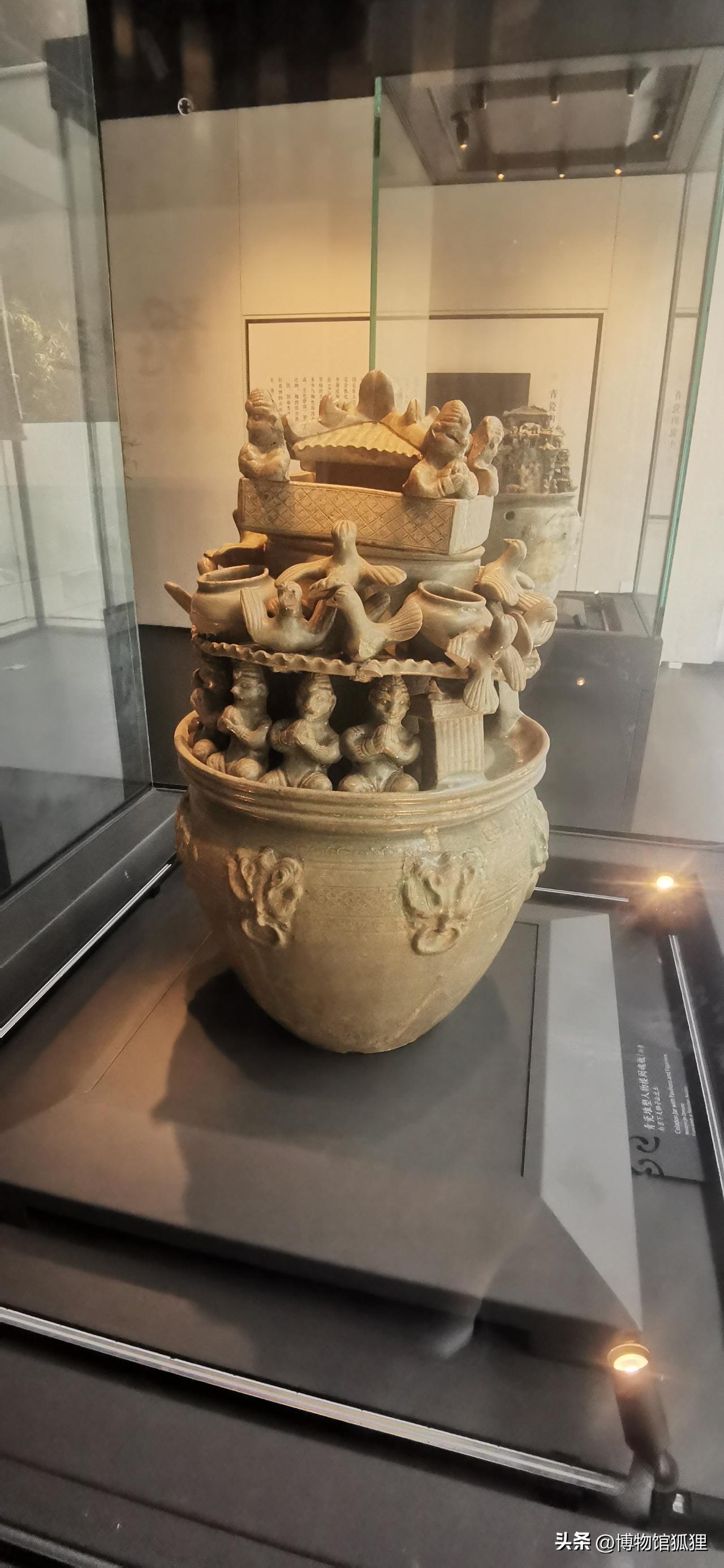 三国两晋时的魂瓶，是骨灰罐吗？这个想法是错的。

这种青瓷流行于三国两晋时期，专
