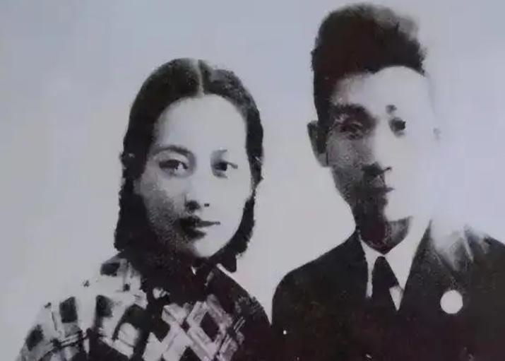 1928年，郁达夫瞒着原配夫人孙荃，迎娶20岁的杭州美人王映霞。新婚夜，郁达夫忙