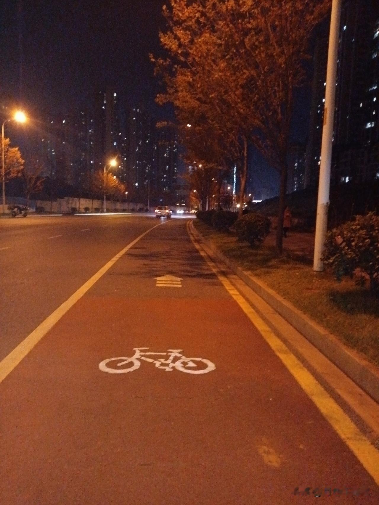 吃完晚饭，出来散散步，家里说我的头发太长，修剪一下，

刚好走到这里，有摆地摊的