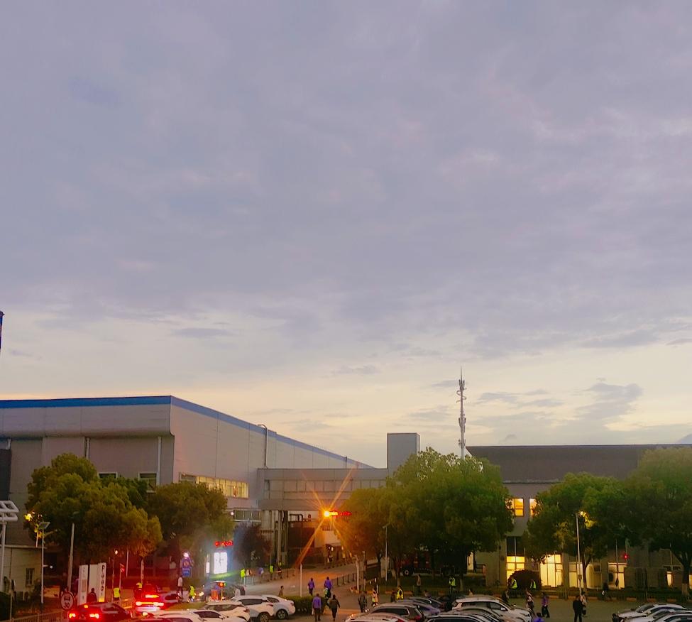 ：）刘震云
普通人是不追求幸福的，只规避痛苦。婚后两个人只有在不缺钱的情况下，才